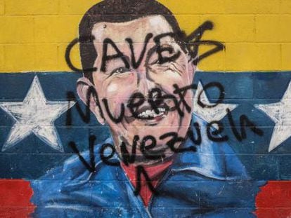 Un grafiti sobre el difunto presidente venezolano, Hugo Chavez.