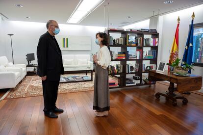 Reunión celebrada el año pasado entre Carmen Calvo, entonces vicepresidenta del Gobierno, y el presidente de la Conferencia Episcopal, Juan José Omella.