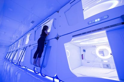 Si alguien ha soñado alguna vez con dormir en una nave espacial, ahora esa opción es algo más factible a juzgar por la estética de un nuevo hostal que abrirá sus puertas en pocos días en Bilbao. El Optimi Rooms será el primer alojamiento en España que utiliza para el descanso las cápsulas que se han hecho famosas en Japón.