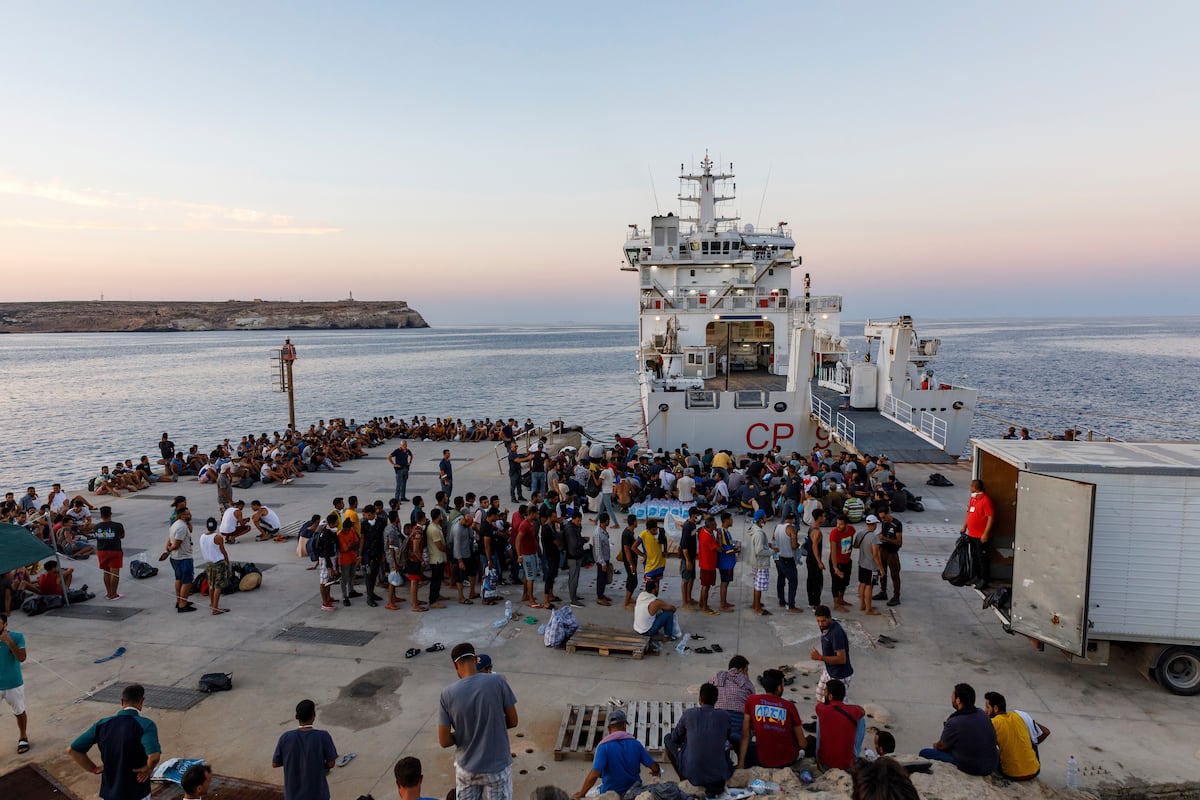 La isla de Lampedusa recibe a más de 1.300 migrantes en 24 horas |  Internacional