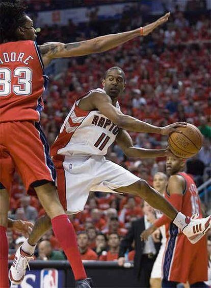 T.J.Ford intenta pasar el balón durante el encuentro