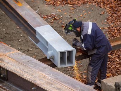 Un trabajador en una obra en Stralsund, en el norte de Alemania, en noviembre.