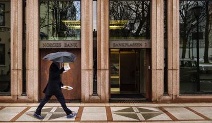 Un hombre pasa delante de la sede del Banco Central de Noruega