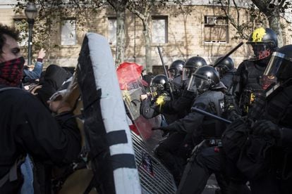 Enfrentamientos entre CDR y 'mossos' en Drassanes (Barcelona). 