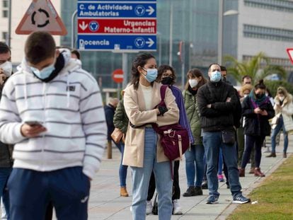 Varias personas esperan en la cola para hacerse el test de antígenos en el 12 de Octubre de Madrid.