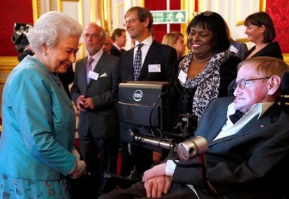 La reina de Inglaterra saluda a Stephen Hawking durante una recepción en el Palacio de St James en Londres, el 29 de mayo de 2014. 