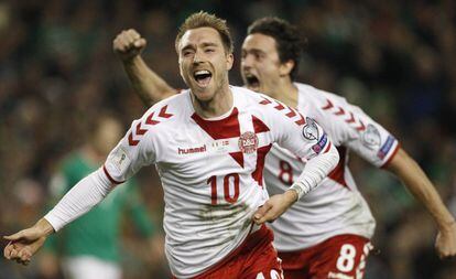 Christian Eriksen celebra su tercer gol en Dublín.