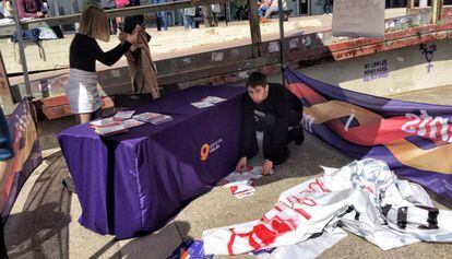 Estand de Societat Civil Catalana tras un ataque de un grupo de estudiantes en la UAB.