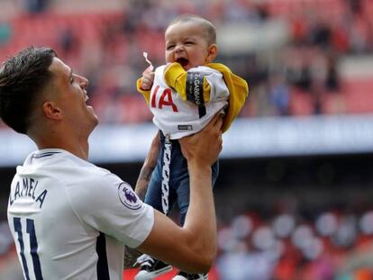 Erik Lamela, jugador del Tottenham, con su hijo.