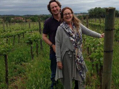 Los bodegueros Mar&iacute;a Jes&uacute;s Polanco y Guy Jones, en las vi&ntilde;as de Sota Els &Agrave;ngels.