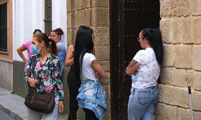 Varias mujeres esperan este miércoles para recoger alimentos o ropa en el convento de Santa Ángela, en Sevilla. 