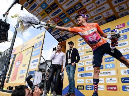 Sergio Higuita, de EF, celebrando sus triunfos en el Tour Colombia.