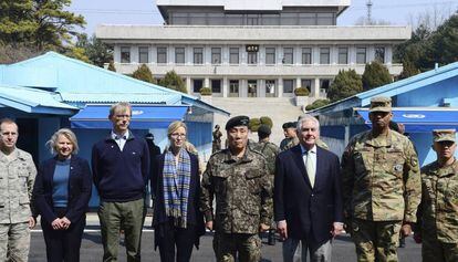 Tillerson posa en la frontera entre las dos Coreas con oficiales de Estados Unidos y Corea del Sur.