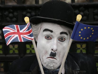 Manifestantes antibrexit frente al Parlamento británico en Londres durante la votación indicativa.