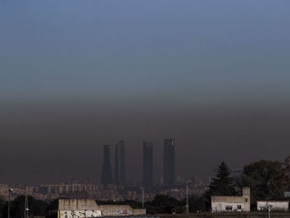 Vista de las Cuatro Torres de Madrid, con la boina de contaminación.