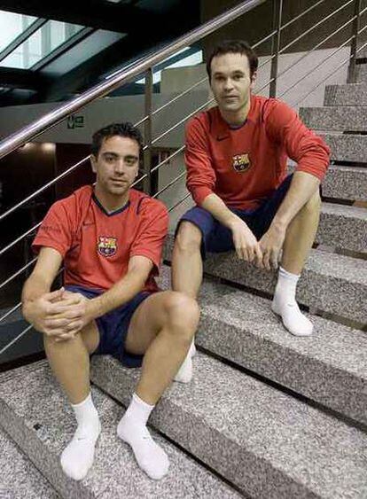 Xavi (a la izquierda) e Iniesta, en el Camp Nou, antes del viaje a Japón.