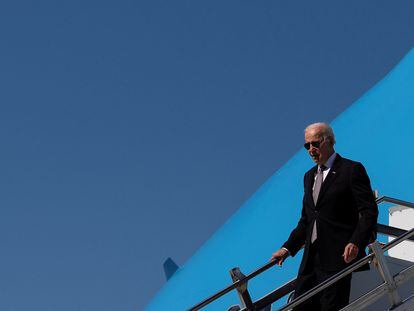 El presidente de EE UU, Joe Biden, desciende del avión Air Force One para una visita a Nueva York este jueves.