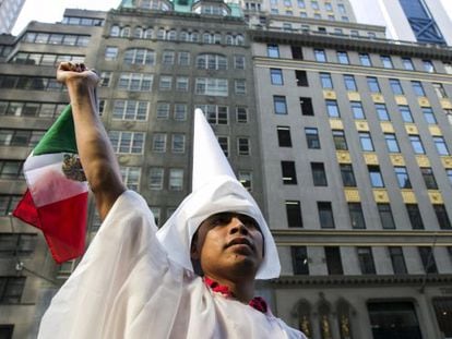 Un manifestante frente a la torre Trump de Manhattan.