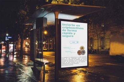 Publicidad de criptoactivos en una marquesina de autobús.