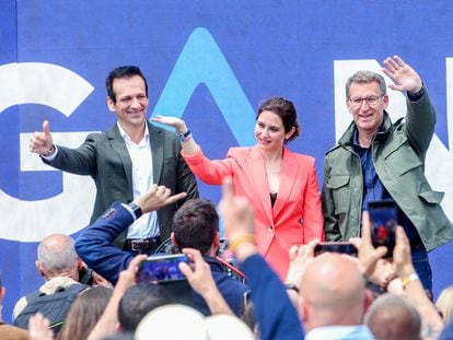 El candidato del PP a la alcaldía de Getafe, José Antonio Mesa; la presidenta de la Comunidad y candidata del PP a la reelección, Isabel Díaz Ayuso; y el presidente del Partido Popular, Alberto Núñez Feijóo; en un mitin en la estación central de Getafe.