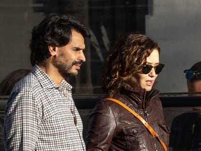 Isabel Díaz Ayuso paseaba por Madrid con su novio, Alberto González Amador, el 6 de febrero de 2022.