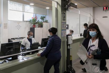 El mostrador de un centro de salud de Barcelona, en una imagen del pasado noviembre.