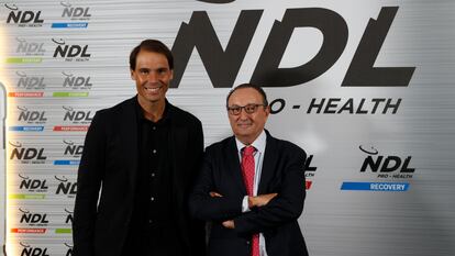 El tenista Rafa Nadal (i) y Juan Matji (d), presidente de la empresa 'Cantabria Labs', posan para los fotógrafos durante la presentación de su nuevo proyecto empresarial, este jueves en el Museo del Traje de Madrid.