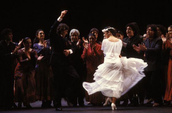  Antonio Gades y Stella Arauzo bailan 'Fuego' en su estreno en el teatro de Châtelet de París en enero de 1989.