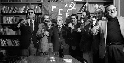 Miembros del Partido Comunista de España (PCE) muestran su alegría tras conocer la noticia de la legalización del Partido. En la imagen, Ramón Tamames (i), Armando López Salinas (2i), Ignacio Gallego (3i), Víctor Díaz Cardiel (c), y Eugenio Triana (3d), junto a otros militantes.