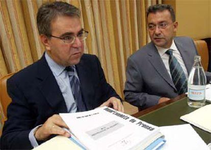 Ángel Martínez Sanjuán y Paulino Rivero, durante la reunión de la comisión de investigación del 11-M.