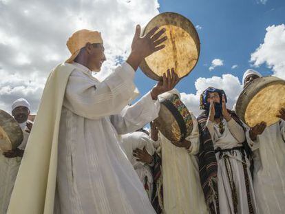 Música y danza tradicionales en Imilchil (Marruecos), durante el 'moussem' nupcial que se celebra durante tres días cada mes de septiembre.