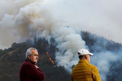 Vecinos de Setienes observan el incendio forestal, el viernes. 