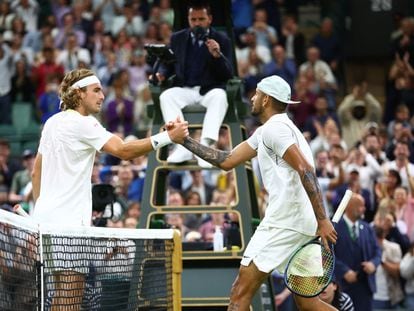Tsitsipas y Kyrgios se saludan al finalizar el partido en la Court 1 de Wimbledon.