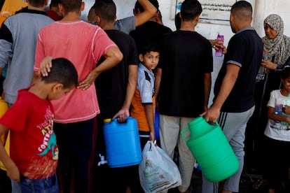 Gazatíes hacen cola para recoger agua, en una fotografía datada el domingo 15 de octubre y distribuida este lunes. 