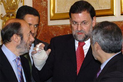 Rajoy charla con Rubalcaba, Llamazares y Zaplana, durante los actos celebrados hoy en el Congreso por el Día la Constitución.