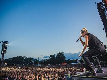 La cantante danesa Mo en el escenario del festival Roskilde (Dinamarca) de 2016.