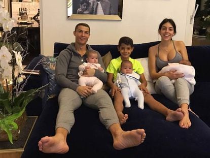 Cristiano Ronaldo y Georgina Rodríguez con los cuatro hijos del jugador del Real Madrid.
