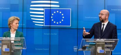 La presidenta de la Comisión Europea, Ursula Von der Leyen, y el presidente del Consejo Europeo, Charles Michel.