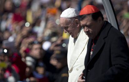 El Papa acompa&ntilde;ado de Norberto Rivera.