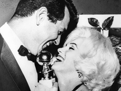La actriz Marilyn Monroe recibe el Globo de Oro de manos del actor Rock Hudson en 1962.