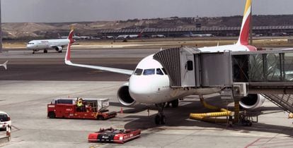 Operaciones de 'handling' en un avión de Iberia en el aeropuerto de Madrid-Barajas.