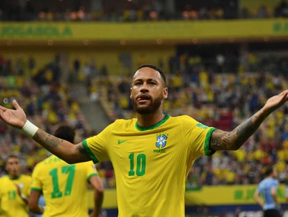Neymar celebra su gol ante Uruguay por las eliminatorias sudamericanas al Mundial, en el Arena Amazonia, en Manos.