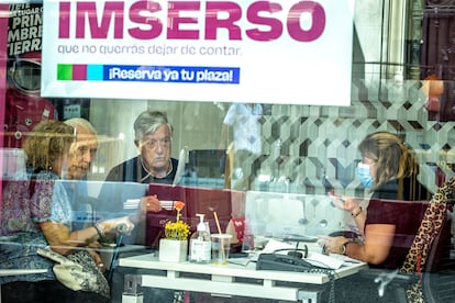 Varias jubilados piden información en una agencia de viajes en Valencia, en 2022.