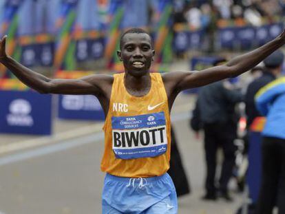 Stanley Biwott, de Kenia, en la meta del marat&oacute;n de Nueva York.