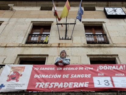 La alcaldesa Isabel López, en el balcón del ayuntamiento de Trespaderne (Burgos), el viernes.