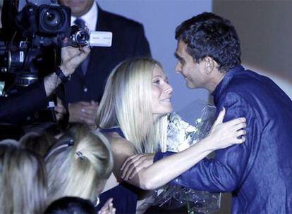 Gwyneth Paltrow saluda a Adolfo Domínguez.