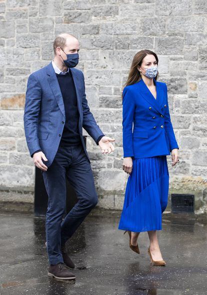 El príncipe Guillermo comenzó solo la visita oficial el pasado viernes. A su llegada, este lunes, la duquesa de Cambridge vistió un conjunto de chaqueta y falda plisada de color azul intenso que recordó a uno de los looks que la princesa Diana llevó en el año 1992.
