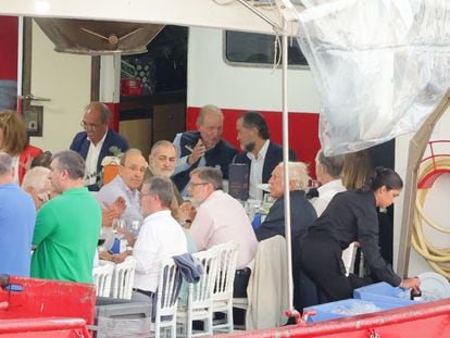 Juan Carlos I, en la mesa presidencial a bordo del barco Deiramar II en Sanxenxo este sábado, conversando con el empresario Juan Carlos Escotet.