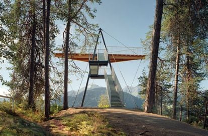 <b>PLATAFORMA CONN “IL SPIR”, FLIMS (SUIZA) / CORINNA MENN.</b> Parece que quisiera salir volando. La arquitecta suiza Corinna Menn proyectó este mirador para añadirle emoción a la vista de una impresionante garganta del río Rin, un tajo de 400 metros de profundidad en las cercanías de Flims, en el cantón suizo de Grisonia. Su nombre, ‘Il spir’, significa vencejo en romanche, el idioma local. Dos pilares de acero y seis cables mantienen la estabilidad de la estructura.