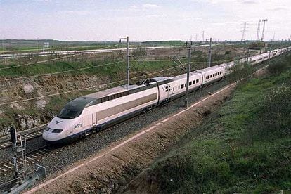 Imagen de archivo con un tren de alta velocidad.